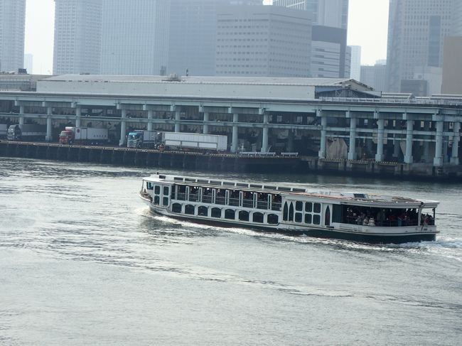 勝鬨橋の上から、遊覧船を