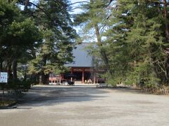つづいて訪れたのが毛越寺。
二代目基衡から三代目秀衡の時代に建立。
かつては、数多くの伽藍が池の周りを囲んでいました。