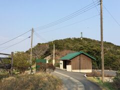 自転車を駐車場に置き、山の上を目指します。