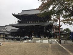 ホテルは　五条烏丸の交差点近く　アランヴェール京都

京都駅からは烏丸通りをまっすぐ行くだけでした
食後の腹ごなしも兼ねて歩きました

途中、東本願寺の前にはタクシー、観光バスが並んでいました