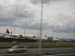 高速道路に上がってしばらくするとスキポール空港が見えてきました。
もうこの辺りからチューリップ畑は見かけなくなりました。