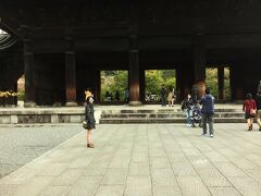 歩いて　南禅寺へ

永観堂の多宝塔で良い景色がみれたので、今回は三門には登らず写真だけ