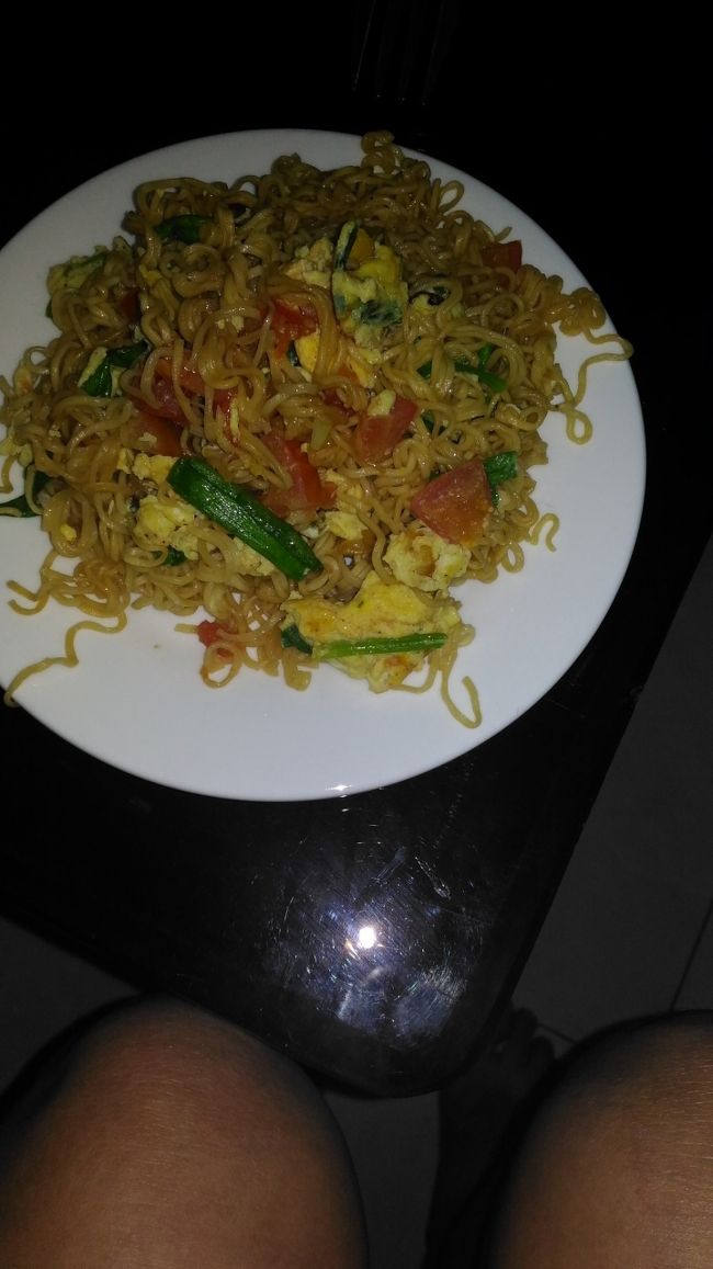 Part3に書いたのだけど、フエでは予約していたホテルとは違うホテルに回された。このホテル、シャワーがお湯だけでなく、途中から水さえ出ない。<br />５階の部屋からフロントに駆け下りて英語で必死にフロントスタッフに説明したけど、この若い女の子は英語すらあまり理解できない。<br />となりで聞いていた白人の女性２人組が私の話を聞いて、<br />「そうそう、私たちの部屋もよ！」とまるでトラブルを楽しんでいるかのように、話す。<br />「じゃあ、どうしたの？」と聞くと、「しばらく待つと出る場合もあるわよ。待ってみて」とそれはおおらか。小さなことで目くじら立ててる、自分がちょっと恥ずかしくなった。<br />だってこのホテル一人４００円くらいなんだもの。（笑）<br />翌朝フエ観光に一日付き合ってくれた、予約していた方のホテルの女主人に話すと、<br />「電話してくれたらよかったのに。本当にごめんなさい」と、謝る。<br />朝早い出発なのに、「朝食は？」と聞くとさっとこんなおいしい焼きそばみたいなのを出してくれた。おまけにホーチミンについた後、無事についたか電話までくれた。これぞ、おもてなし！やっぱりこの人のホスピタリティー精神すごい。