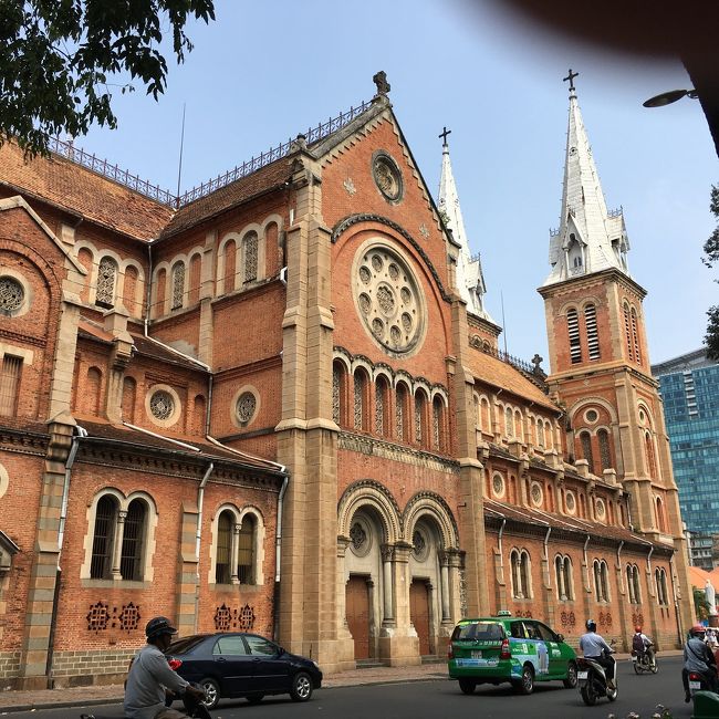 昼食は、近くのレストランで久しぶりに普通のサンドイッチを食べた。<br />ベトナム料理はおいしいけど、さすがに１週間たつと、毎度のことながら、普段食べなれたものが恋しくなる。<br />この国は白人観光客が多い、フランス語もよく聞く。<br />フランスの統治下にあったおかげで、こんな素敵な教会も。<br />サイゴン大教会<br />