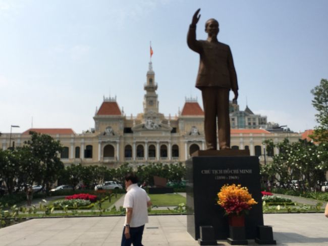この銅像はホーチミンさん？<br />間違ってたらごめんなさい。