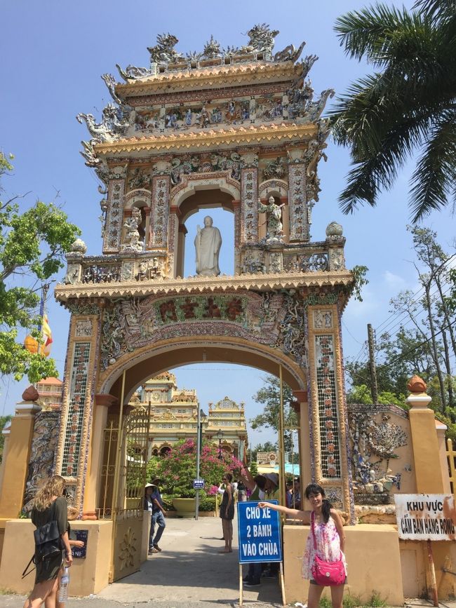 ベトナム最終日（夜中便で帰国）メコン川クルーズへ。<br />ホテルの向かいに旅行社があったので、ついてすぐ、<br />翌日のメコン川クルーズを予約しておいた。<br />このツアー確か１０００円ちょっとだったと思うんだけど一日楽しめて<br />ランチもついて、おすすめ。<br />おまけに、今回３つの英語ガイドツアーにいったけど、さすが都会、<br />英語が一番ベトナムなまりが混じらず、わかりやすかった。<br /><br />まずは、丁寧にツアーのスケジュールを説明してくれた。<br />初めに行ったのがこの仏教のお寺。