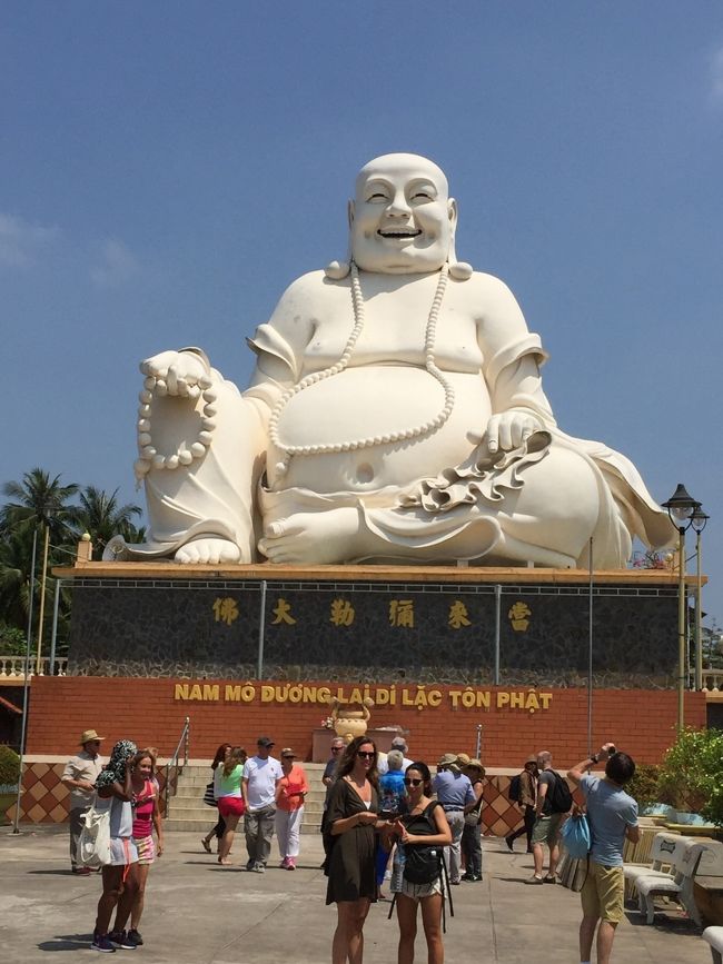 ここには、座っている仏様と