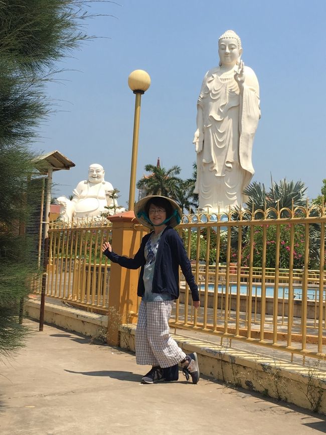 立っている仏様がいらっしゃいます。<br />なんだかベトナムの帽子も板についてきたふえさんのポーズがかわいい。<br /><br />すっかりアメリカでポーズをつける癖がついた私たち（グランドサークルの旅日記を見てね）カメラを向けると自然とポーズをつけるのが、私たちのブーム。<br />今回顔出しＮＧのメンバーがいるので、たくさんの面白写真はアップできませんが。（泣）<br />こういうのってあとから見ても楽しめるよね。これも私のお気に入りの一枚。<br />
