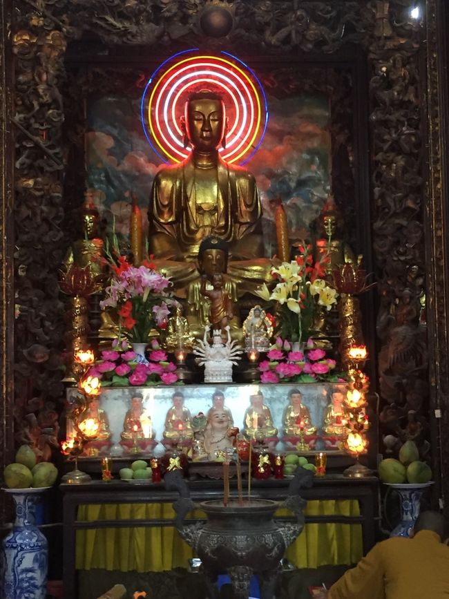 外のおっきな仏様たちは白く輝いているけど、お寺の中には<br />金ぴかに光り輝く方々もいらっしゃいます。<br />台湾の道教の本山みたいに、こちらも数で勝負！ってぐらい<br />飾られてる。