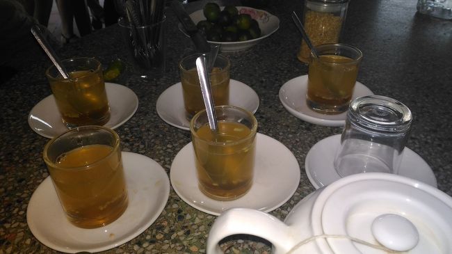 島でははちを養殖していて、はちみつドリンクと、ハスの実（甘くておいしい）<br />バナナをあげたチップスをいただいた。<br />これどれも、おいしかったよ。<br />日本と同じく、ツアー料金は安いけど、いっぱい物を買わせて元とるやつやなと<br />思ったけど、おいしいものには、めっぽう弱く、機内持ち込みの<br />スーツケースできたのに、みんな爆買いしていた。<br />思うつぼやな。（汗）