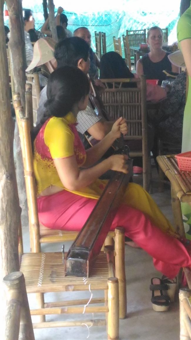 次の島では、トロピカルフルーツをいただきながら、民俗音楽を聴く。<br />こんな楽器初めて見た。ほわーんと弦がしなるときの音が南国的で<br />のほほんとしている。これとギターに合わせて歌を歌うんだけど、<br />幸せなら手をたたこをやってくれた。<br />日本人は私たち５人と若い一人旅の女の子だけだったんだけど。