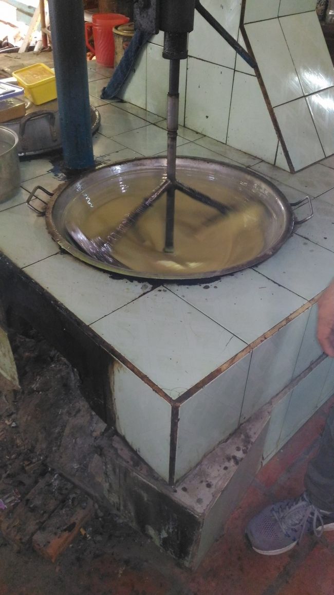 次の島では、ココナッツキャンデーマニュファクチャーを見学。<br />日本では、マニュファクチャーと言えば工場制手工業と訳されるけど<br />機械が原始的で、家族が民家でやっている。<br />どんな工場があるのかと上陸したから、拍子抜けした。