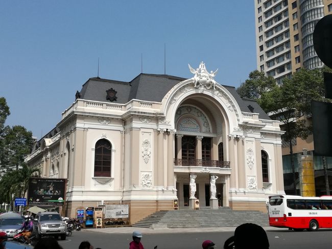オペラハウス。ハノイにもあったけど、こちらは小さくてかわいい。