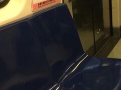 MRTですが、博愛座シートが指定されています

案外、ヤングが座ってたりして

うっかりペットボトル飲むのも御法度です～