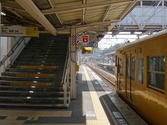 福山からかわいい黄色の電車で笠岡駅に到着。