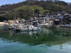 途中いくつかの島を経由して、1時間ちょっとで真鍋島に到着しました～
船の中で近くに乗っていた島の人がパンフレットをくれて、観光できる場所を説明してくれましたよ～
先に城山展望台へ行くことにしたので、先に停まった岩坪港で降りました。