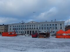 マーケット広場の向かいに建つ「ヘルシンキ市庁舎」
パステルカラーの外壁がロシアのサンクトペテルブルクを思い出させます。