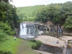 その看板を過ぎるとお目当ての場所。こちらが駅の由来にもなっている「龍門の滝」です。滝駅の滝はこの滝から来ています。