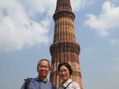 　クトゥブ・ミナールの塔は奴隷王朝の時代クトゥブウッディーン・アイバクが、ヒンドゥー教徒に対する勝利を記念して建てたもので、高さは72.5m、五層からなる塔で、外壁にはコーランを図案化した彫刻が刻まれています。
　世界遺産です。