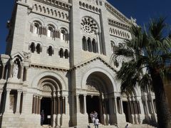 旧市街エリアにある白亜の建物は「モナコ大聖堂」。
モナコ公室の公式行事はここで行われています。
