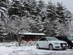 自宅を出る時には青空だったのに、
此処、安曇野は真っ白な雪景色です。
私の車はFFなのでスリップに気を付けながら、
公園まで上がって来ました。