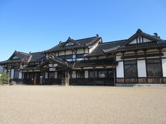 　正門鳥居(勢溜の大鳥居)から1.2km程神門通りを歩くと旧大社駅があります。現在の出雲大社前駅は正門鳥居から約330mなので、1990年からはかなり楽になりました。
　ただ、教会風の現在の駅から比べれば比べものにならないくらい旧大社駅は素晴らしいです。