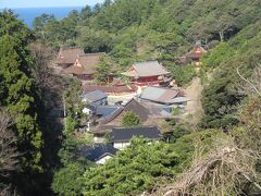 　稲佐の浜から約10分で、日御碕神社に到着。島根半島西端にあり、荒波を背にして建っている厄よけ・縁結びの古社です。
　なお途中に、緑の山あいから神社全体を見ることができ、日本海の青と松林の緑を背景に、「朱の神殿」は竜宮城のような佇まいです。

