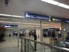 仕事終了後、羽田空港へ
今回、国内線チケット購入のため、国内線に一旦寄ってからシャトルバスで国際線ターミナルに移動しました
普段と違う景色にちょっと新鮮な驚きです