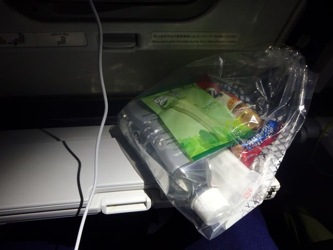 最初にスナックとお水が配られます<br />足袋はなかなかいい感じでしたが、あまりリクライニングしないタイプでなんか狭くてあまり寝れずでした