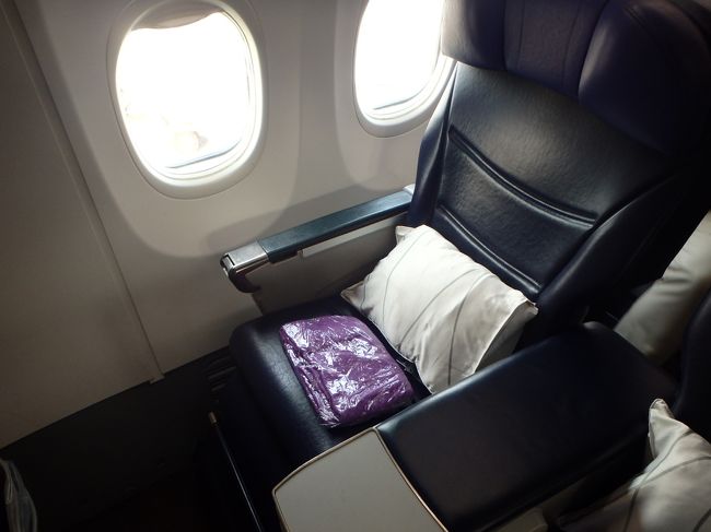 プノンペンまではビジネスクラス2-2の4列1F窓側の席です<br />実は購入したのはエコノミーチケットですが、メールでアップグレードのオファーが来て205ﾘﾝｷﾞｯﾄ（＝約5,200円）で入札したら、2日前にアップグレードの連絡がありました<br />いちおパーソナルモニター付いてますし、思ったよりはいい機材です