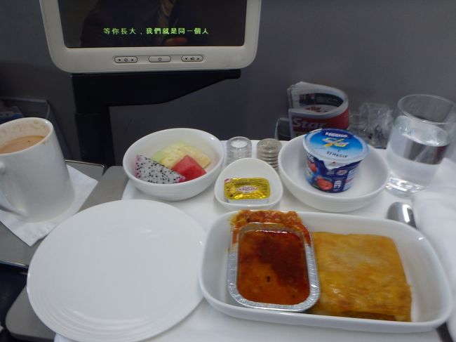 機内食は、さっきナシレマ食べたので、チキンとテタリをオーダーしました<br />なんかカレーみたいなのが出てきました。ピリッとしたなかなかのお味です