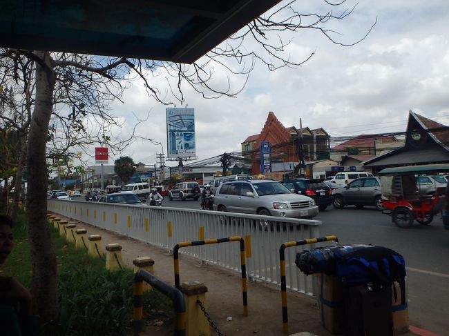 ツゥクツゥク5ドルとの呼び込みありますが、空港の前の道沿いにあるバスターミナルへ