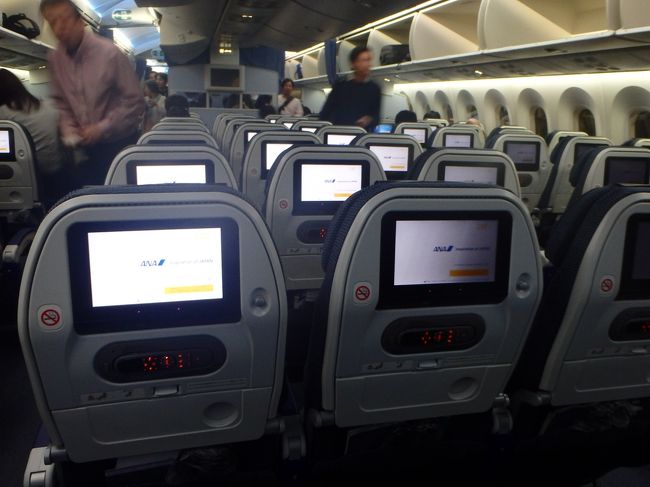 クアラルンプールまでは、エコノミー3-3-3で21D通路側席<br />