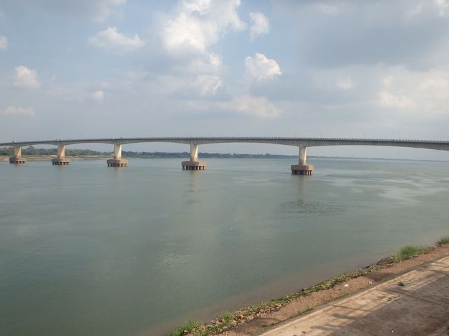 さっそくメコン川を堪能♪<br />日本が建設したというスピアン・キズナが架かっています