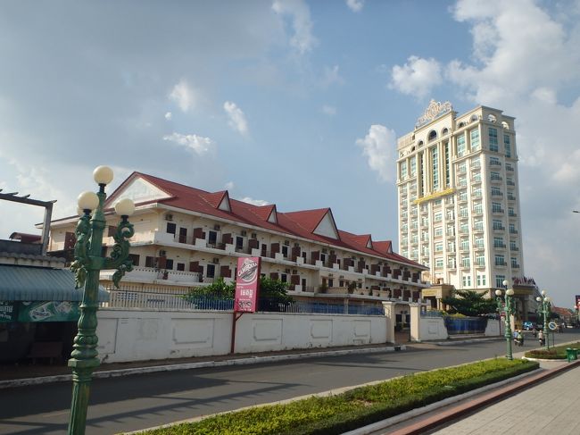 メコン川沿いの宿にしようと、メコンホテルにチェックイン