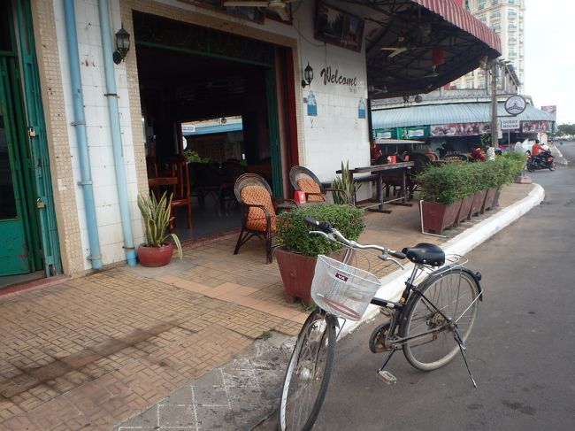 ホテルのレンタル自転車は、当日のみで2ドルだったので、近くのメコン・クロッシングで聞いてみたら同じく2ドル、ただし明日の午前中まで借りれました