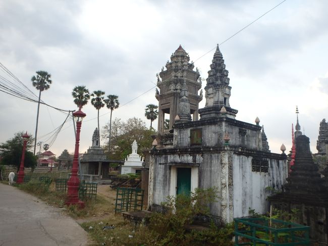 ワット・ノコールの周りにもポツポツと仏塔などがあります
