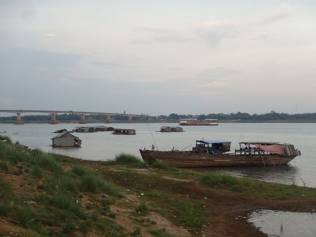 メコン川に浮かぶ船<br />いやー、絵になりますねぇ