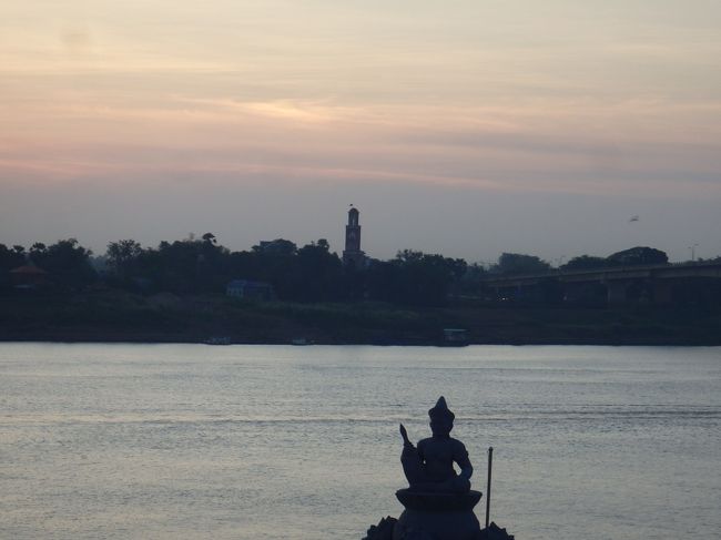 さて、今朝は自転車を飛ばして、キズナ橋を渡り、フランス統治時代の監視塔に行ってみます