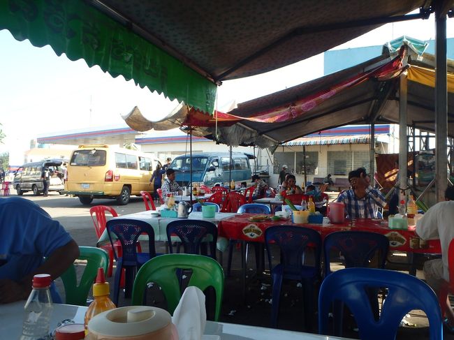 ただいま、7時50分<br />8時出発とのことですが、なんか人も集まってないし、遅れるだろうなぁと思い<br />ターミナルの食堂で