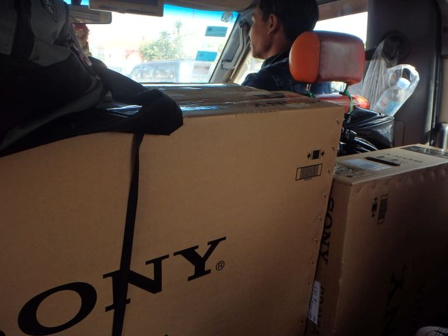 ところが、ガソリン入れたり、いろいろな所に寄って荷物を預かったりで、結局9時頃に出発<br />人というよりは荷物を運ぶミニバスなんですね<br /><br />