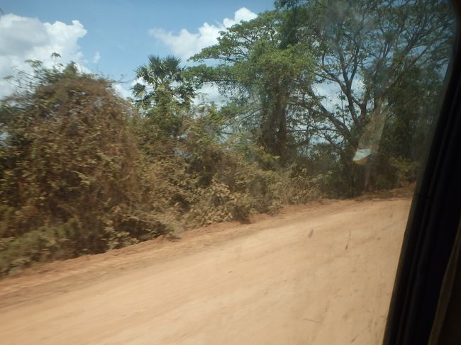 ここからは一部未舗装の道があったりしますが