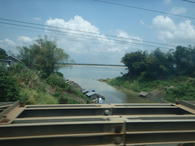 メコン川沿いの道なので、所々メコン川が見えたりします