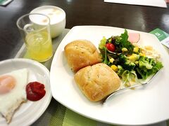 今回のツアーは朝食付。
朝食の種類はそこそこ。ほとんど時間がなかったので、軽くいただきました。

朝食会場へ向かって驚いたことは、海外からの旅行者が非常に多かったこと。
色々な外国語が飛び交っていてかなり国際色豊かなモーニングタイムを過ごしたのでした。

