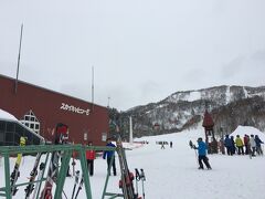 札幌国際スキー場に到着。

一人でタクシー移動だったので、他のホテルへのピックアップがなく、1時間もかからないうちに到着しました。
札幌市内から近いスキー場。アクセスがいいですね。