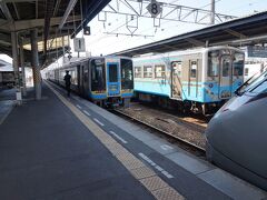 定刻通り1時間半で松山駅に到着しました。
手前は岡山行きです。