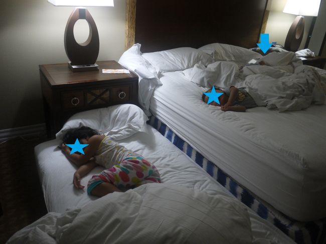 寝たのが遅かったので、誰も起きる気配はないけど、そろそろ起きてもらわないとね<br /><br /><br />マスターベッドルームに、シングルマットレスを隣の部屋から持ってきて、くっつけて寝かせてます<br /><br />寝相が悪いので、子供３人一緒のベッドは無理でした！<br /><br />