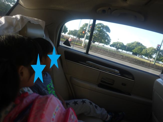 帰りもチャーリーズタクシーで<br /><br /><br />チップ込みで３６ドルにしたかな？<br /><br /><br />無情にもワイキキが遠のいて行きますー(._.)<br /><br /><br />子供達も寂しいのか、珍しく静かに外を眺めてました