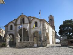 聖十字架教会　ギリシャ国旗が掲げられている