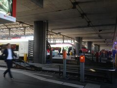 マイリンゲン駅でスイッチバックした後、列車は突然登山鉄道のようになります。BOB鉄道のように速度を落としたかと思うと「ガシャン」という音と共にラックレールを噛みはじめます。さっきまで走ってきた線路を進行方向左側に眺めながらどんどん標高を上げていきました。

インターラーケンを発って2時間、ようやくルツェルンに到着です。